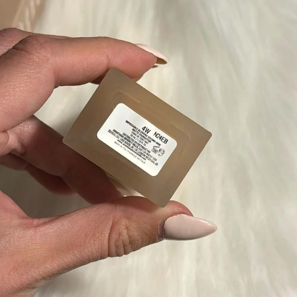 Anastasia Beverly Hills Impeccable Blurring Second-Skin Matte Foundation 4W